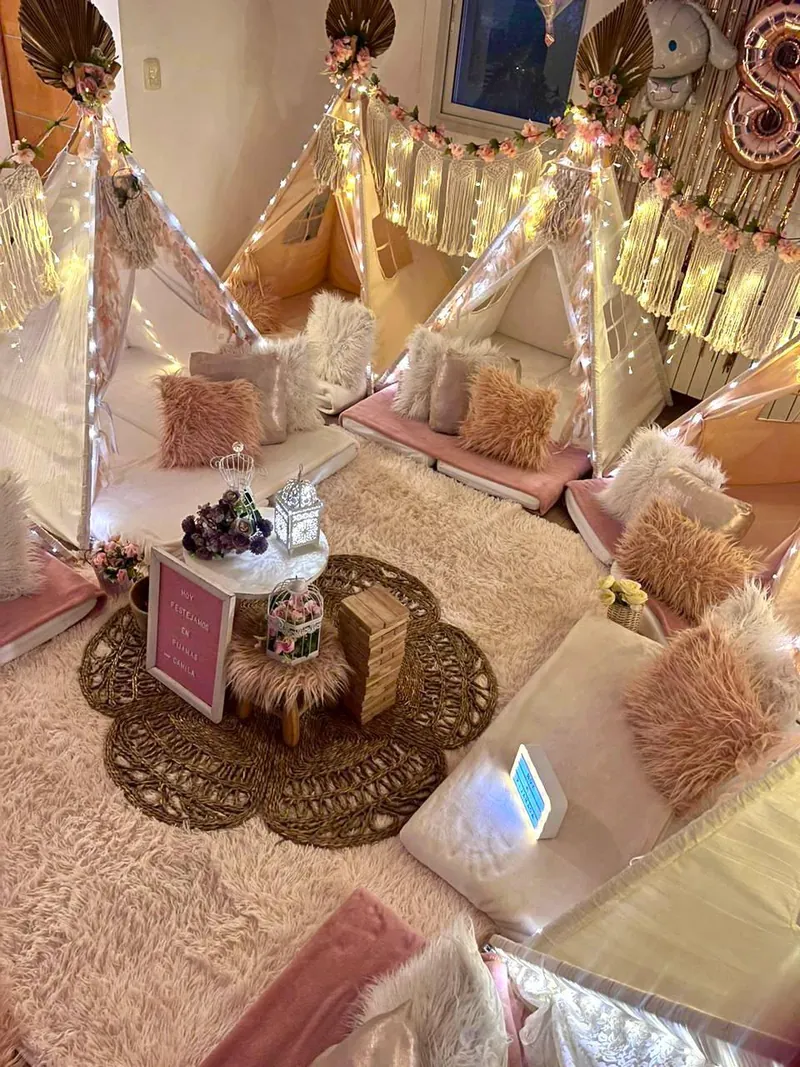 Carpitas de tela rosa con colchonetas y decoración temática