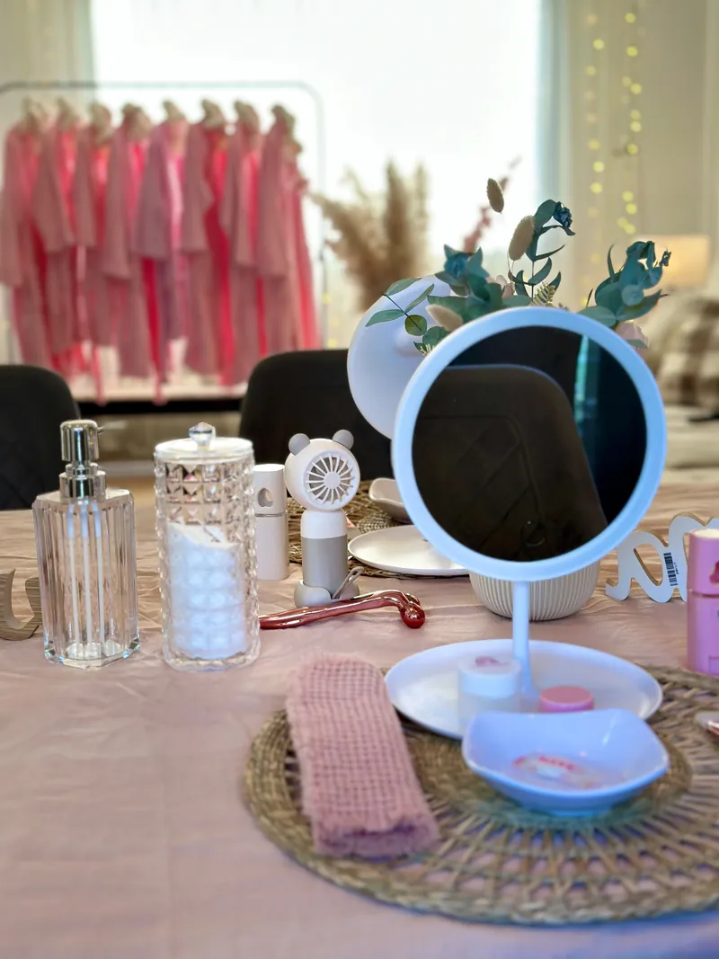 Espejo y accesorios de spa dispuestos sobre una mesa decorada