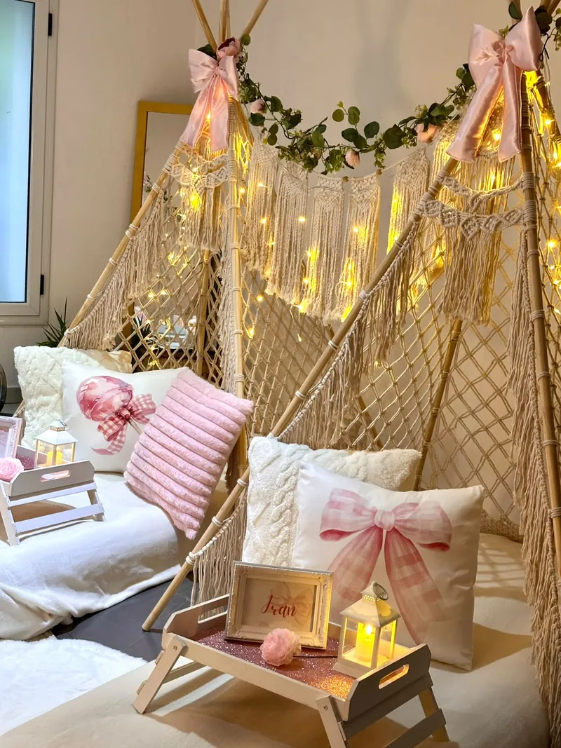 Pijamada con moños rosas, telas suaves y camas listas para compartir