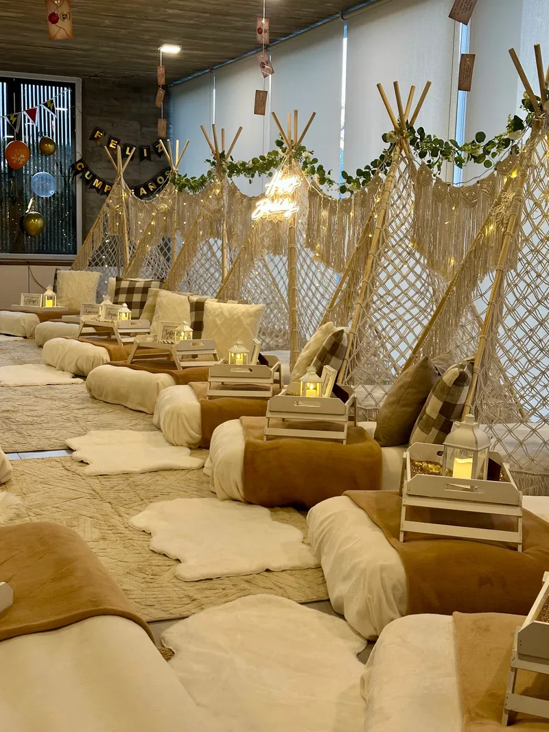 Carpas individuales tejidas con bandejas, faroles y textiles crema y ocre